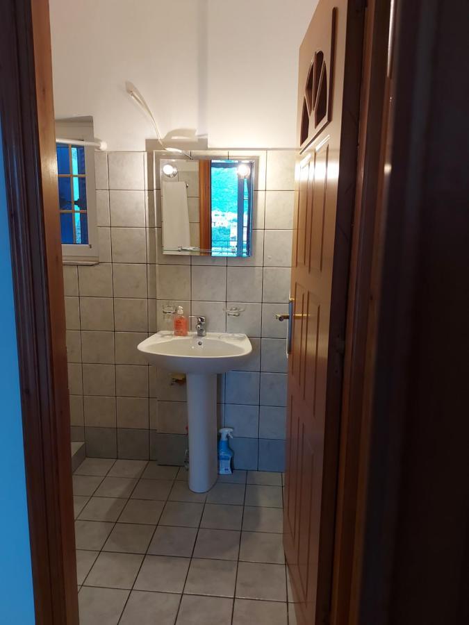 Matina Apartments Tyros Eksteriør billede